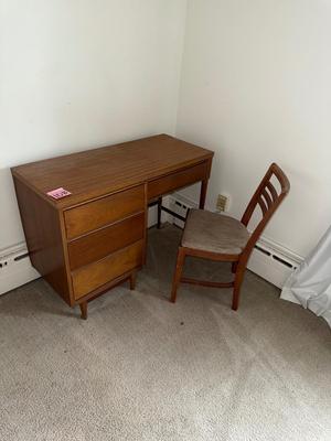 Sale Photo Thumbnail #527: 10B-  desk with chair

42” x 18” x 31”