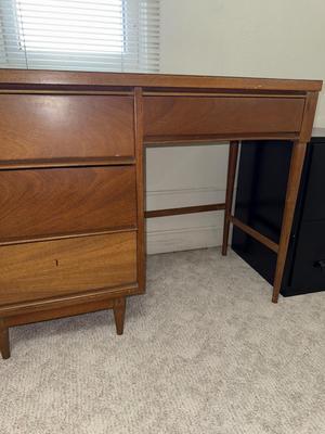Sale Photo Thumbnail #543: 11B -Desk


42“ x 18“ x 31“