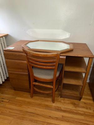 Sale Photo Thumbnail #581: 14B-desk with mirror

42” x 20” x 29”