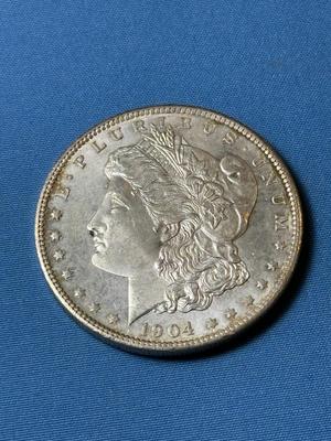 1904-O AU/UNCIRCULATED CONDITION MORGAN SILVER DOLLAR AS PICTURED. (COIN-6RS)