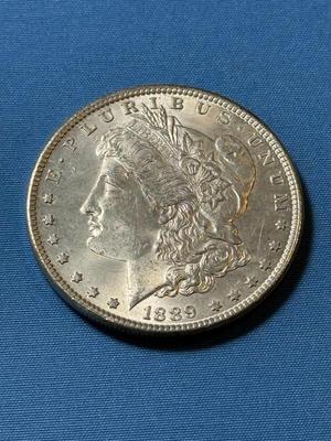 1889 AU/UNCIRCULATED CONDITION MORGAN SILVER DOLLAR AS PICTURED. (COIN-7RS).