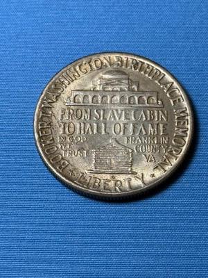 BOOKER T. WASHINGTON 1946-D AU CONDITION TONED COMMEMORATIVE SILVER HALF DOLLAR COIN AS PICTURED.