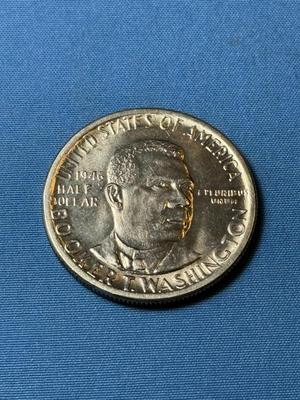 BOOKER T. WASHINGTON 1946-P UNCIRCULATED CONDITION COMMEMORATIVE SILVER HALF DOLLAR COIN AS PICTURED.