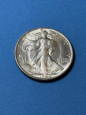 1944-P UNCIRCULATED CONDITION WALKING LIBERTY SILVER HALF DOLLAR AS PICTURED. (COIN 25)