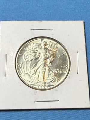 1944-P AU/UNCIRCULATED CONDITION CLEANED WALKING LIBERTY SILVER HALF DOLLAR AS PICTURED. (COIN 26).