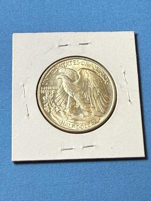 1946-P UNCIRCULATED CONDITION WALKING LIBERTY SILVER HALF DOLLAR AS PICTURED. (COIN 27).