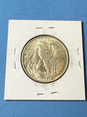 1946-P AU CONDITION WALKING LIBERTY SILVER HALF DOLLAR AS PICTURED. (COIN 28).
