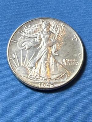 1945-P AU50 CONDITION WALKING LIBERTY SILVER HALF DOLLAR AS PICTURED. (COIN 30).