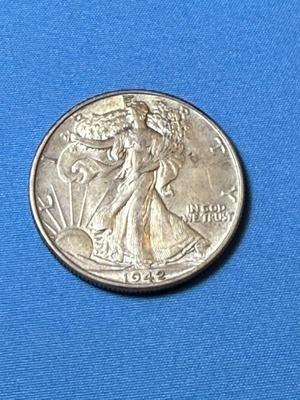 1942-P EF/AU CONDITION TONED WALKING LIBERTY SILVER HALF DOLLAR AS PICTURED. (COIN 31).