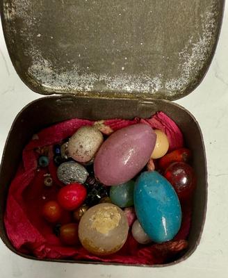 Vintage Antique Hinged tin with pieces of rocks and beads inside