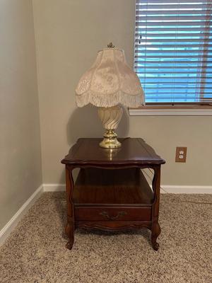 SOLID WOOD END TABLE WITH TABLE LAMP