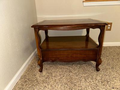 SOLID WOOD END TABLE WITH TABLE LAMP