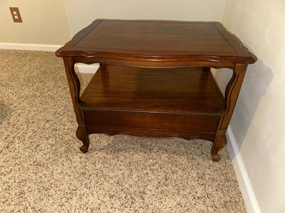 SOLID WOOD END TABLE WITH TABLE LAMP