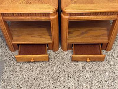 2 MATCHING END TABLES WITH DRAWERS AND 2 MATCHING LAMPS