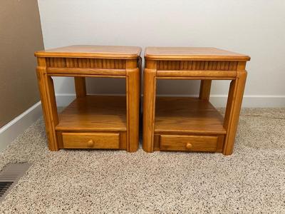 2 MATCHING END TABLES WITH DRAWERS AND 2 MATCHING LAMPS
