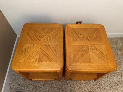 2 MATCHING END TABLES WITH DRAWERS AND 2 MATCHING LAMPS