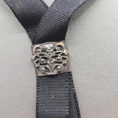 LOT 5J: Antique Adjustable Slide Ribbon Pendant Necklace