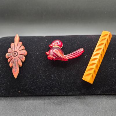 LOT 9J: Vintage Bakelite Bar Pin and More