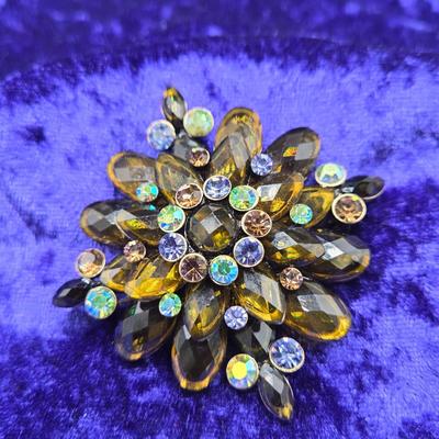 LOT 13J: Beautiful Vintage Brooch