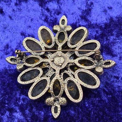 LOT 13J: Beautiful Vintage Brooch