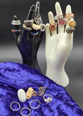 LOT 16: Assorted Vintage Rings