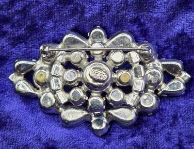 LOT 25J: Stunning Vintage Ice Blue Brooch