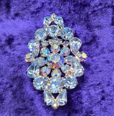 LOT 25J: Stunning Vintage Ice Blue Brooch