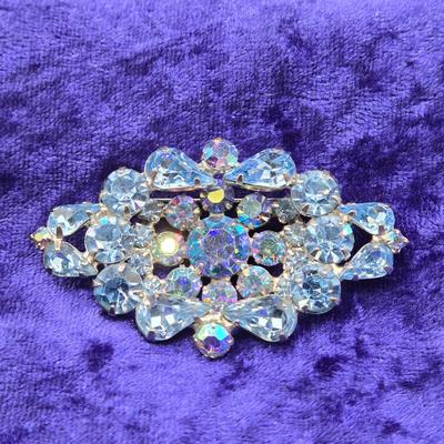 LOT 25J: Stunning Vintage Ice Blue Brooch