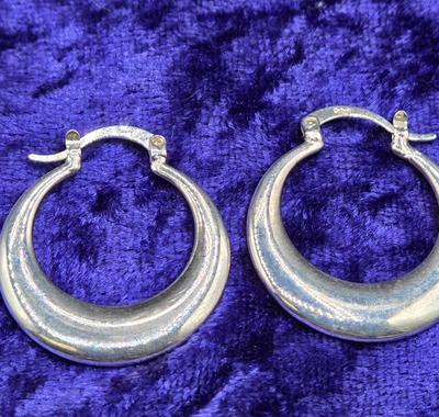 LOT 30J: Multiple Pairs of Sterling Hoop Earrings / 18.1 grams
