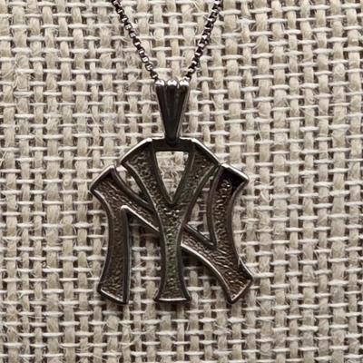 LOT 31J: 925 Silver MLB NY Yankees 16 Inch Necklace