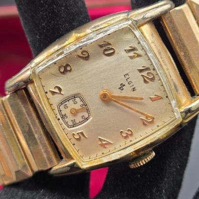 LOT 39J: Elgin 17 Jewels Watch
