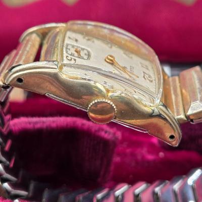 LOT 39J: Elgin 17 Jewels Watch