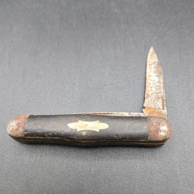 LOT 40J: Various Pocket Knives