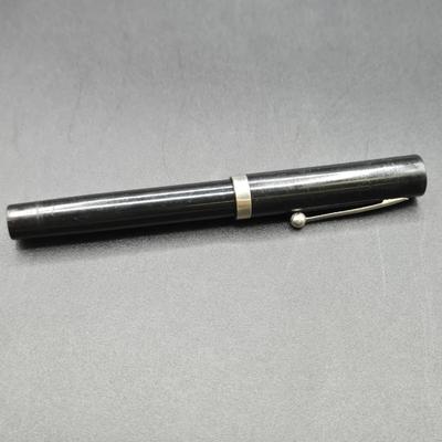 LOT 45J: Collection of Fountain Pens
