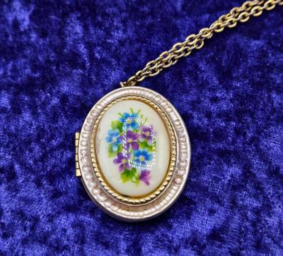 LOT 49J: Collection of All Sorts of Jewelry