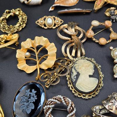 LOT 51J: Variety of Vintage Brooches and Pins