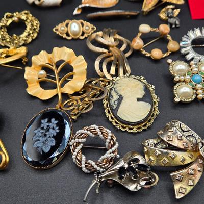 LOT 51J: Variety of Vintage Brooches and Pins