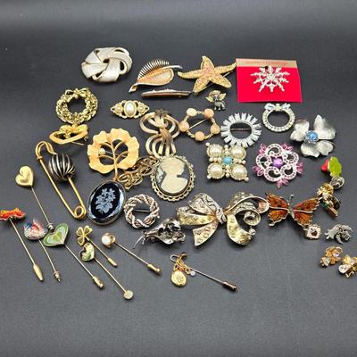LOT 51J: Variety of Vintage Brooches and Pins