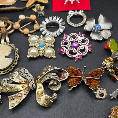 LOT 51J: Variety of Vintage Brooches and Pins