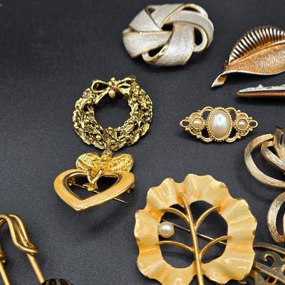 LOT 51J: Variety of Vintage Brooches and Pins