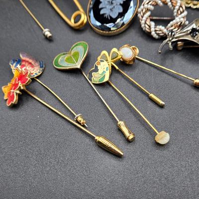 LOT 51J: Variety of Vintage Brooches and Pins