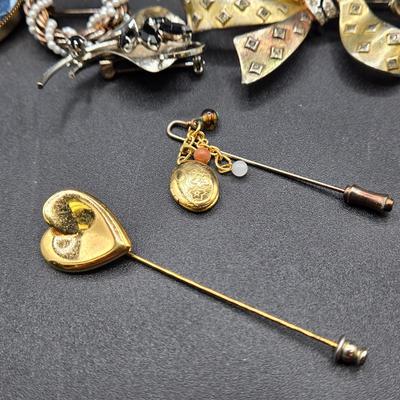 LOT 51J: Variety of Vintage Brooches and Pins