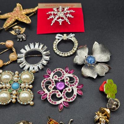 LOT 51J: Variety of Vintage Brooches and Pins