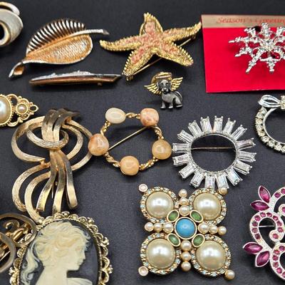 LOT 51J: Variety of Vintage Brooches and Pins