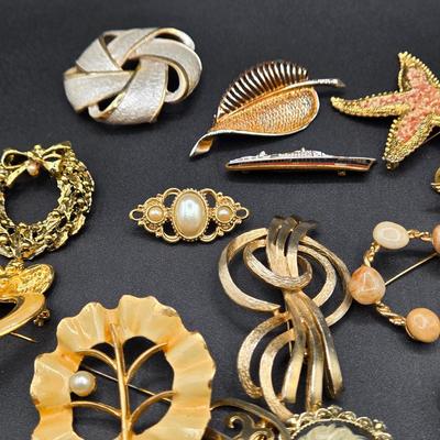 LOT 51J: Variety of Vintage Brooches and Pins