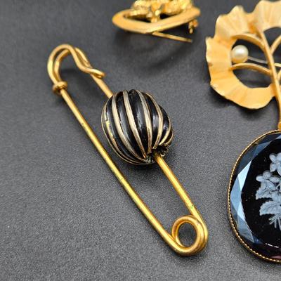 LOT 51J: Variety of Vintage Brooches and Pins