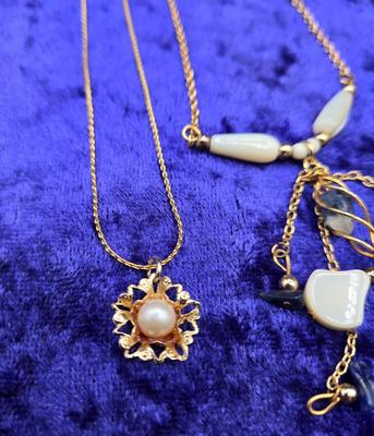LOT 54J: Multiple Gold Tone Necklaces Ranging 17-19 Inches