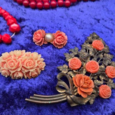 LOT 58J: Antique Vintage Necklaces, Brooches, and More