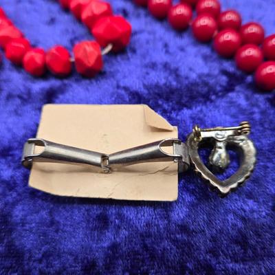 LOT 58J: Antique Vintage Necklaces, Brooches, and More