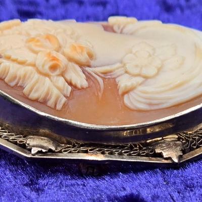 LOT 66J: Beautiful Cameo Brooch Framed in 14k Gold